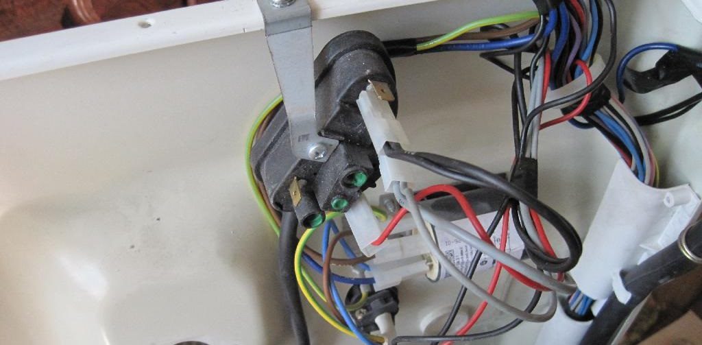There are a lot of wires in the Haier washing machine and they need to be checked.