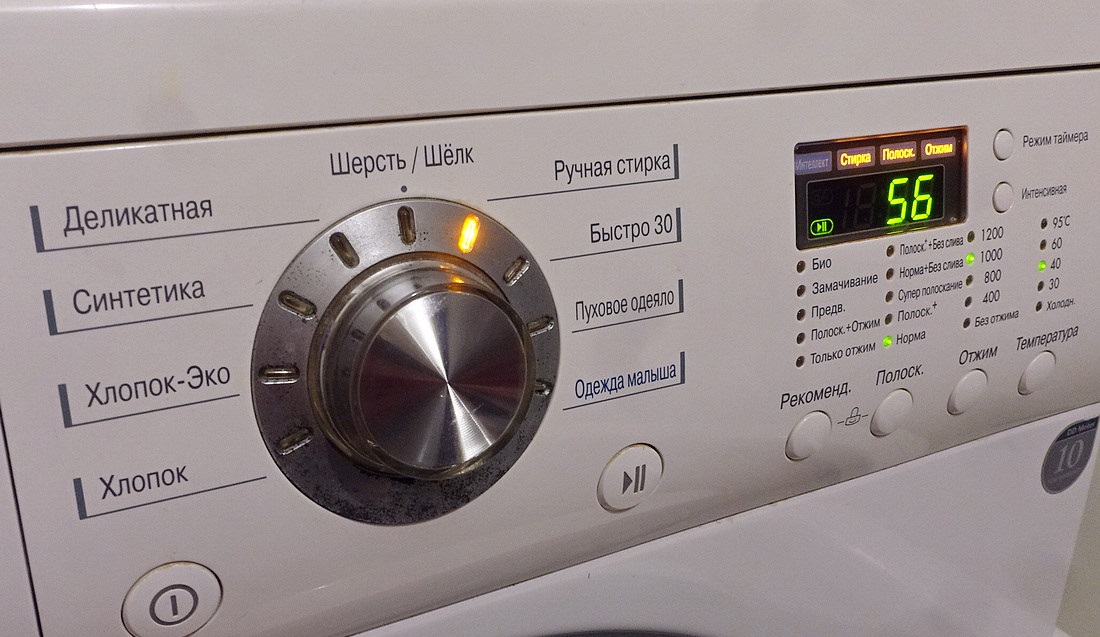 Selecting a program on an LG washing machine
