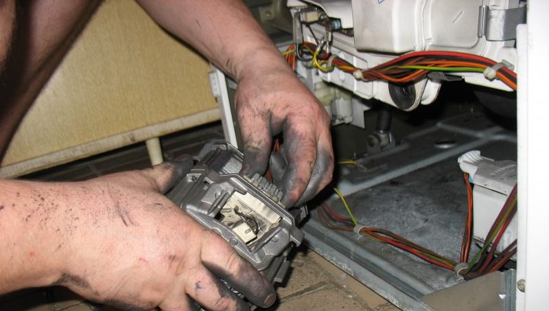 We remove the motor from the washing machine