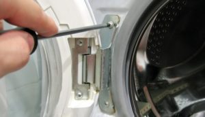 Adjusting the door hinges of the SM