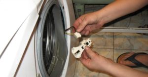 Removing the door lock on a Daewoo