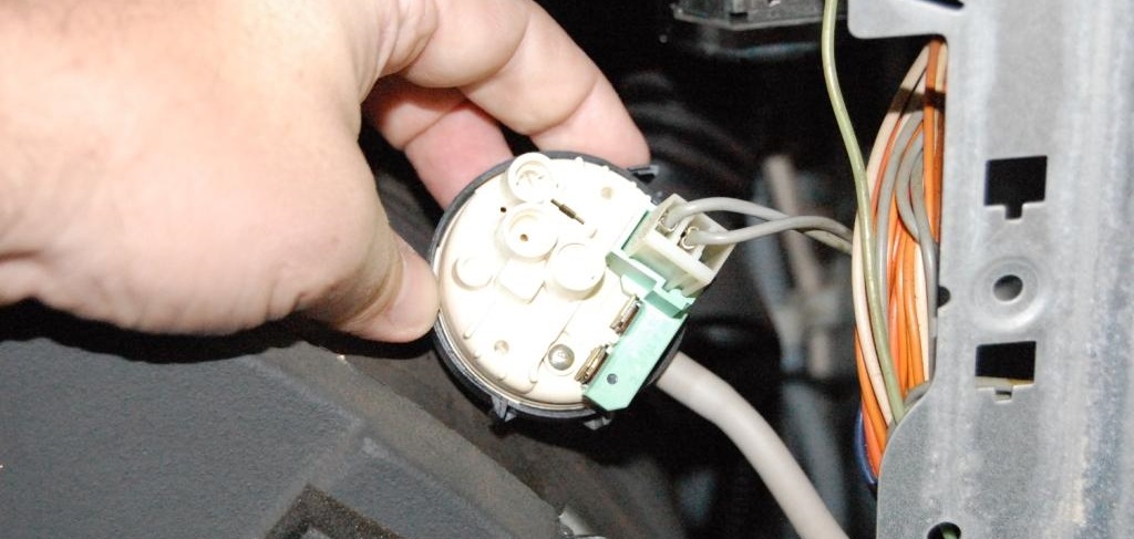 It is necessary to check the pressure switch and its tube