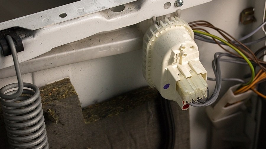 Let's check the pressure switch on Hans's washing machine.