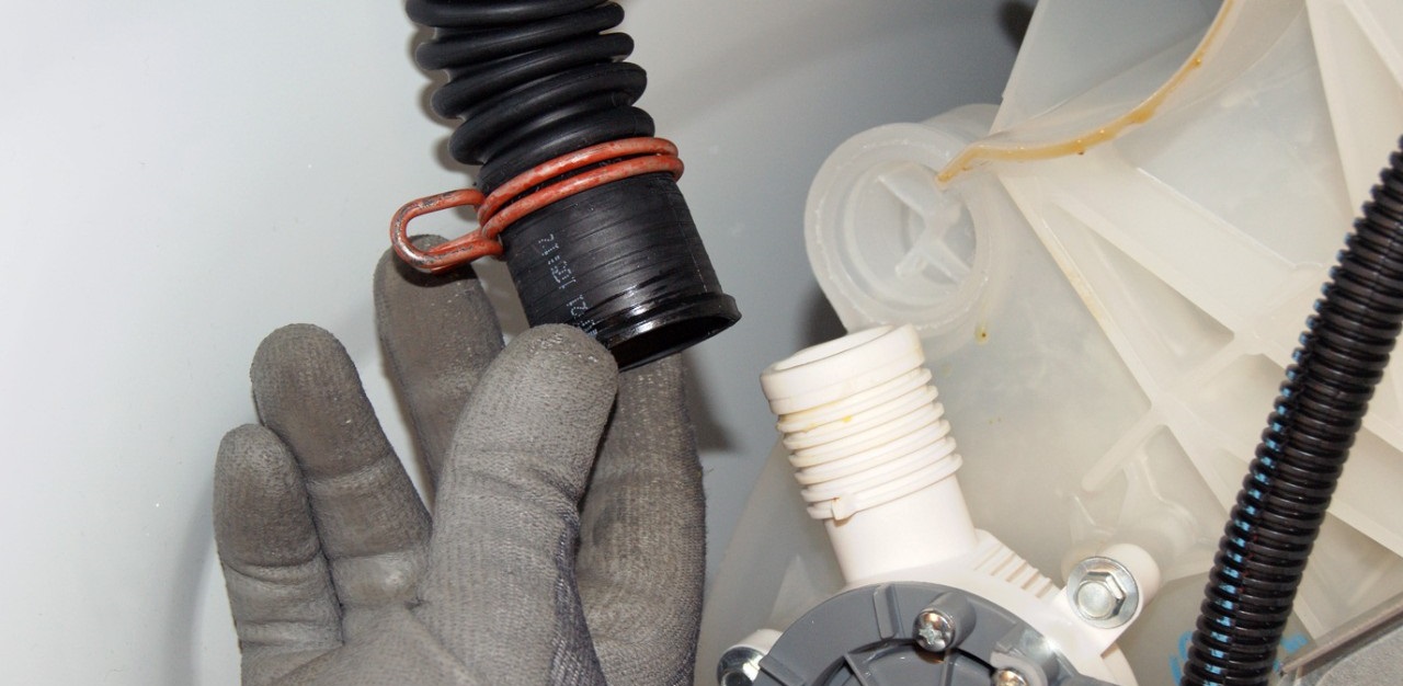 We will remove and clean the drain hose of the Bosch washing machine.