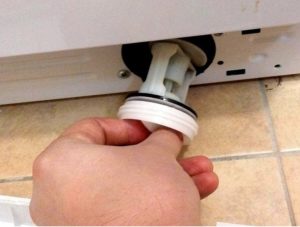 Where is the drain filter located in an Indesit washing machine?