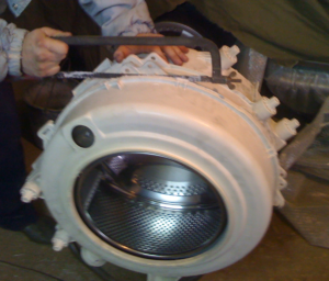 How to cut open the drum of an Indesit washing machine