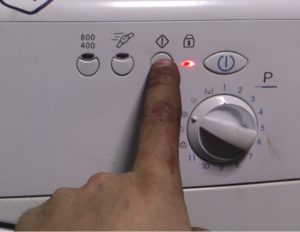 How to reset the program on an Indesit washing machine