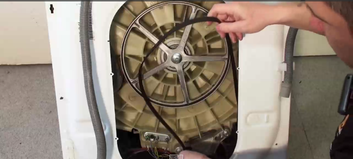 Replacing the drive belt on an Indesit