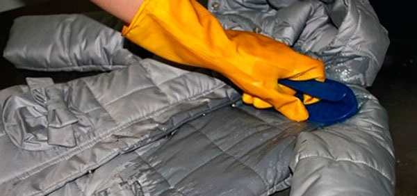 Prieš skalbimą apdorokite dėmes ant pūkinės striukės.