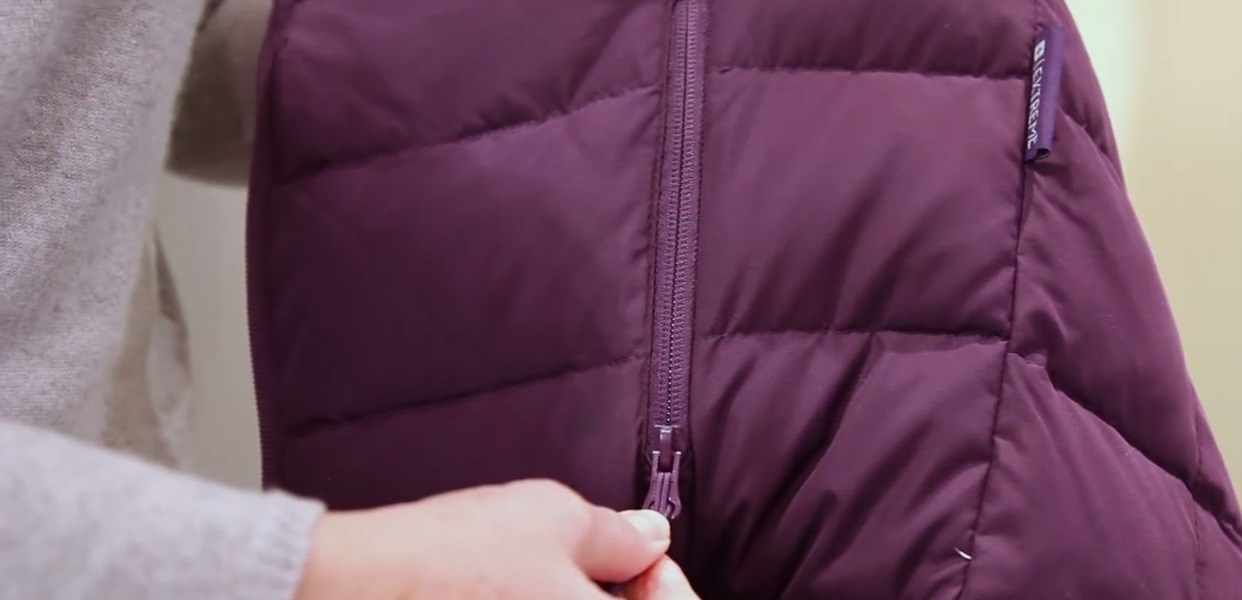 pūkinė striukė turėtų būti užsegama sagomis ir išversta į išorę