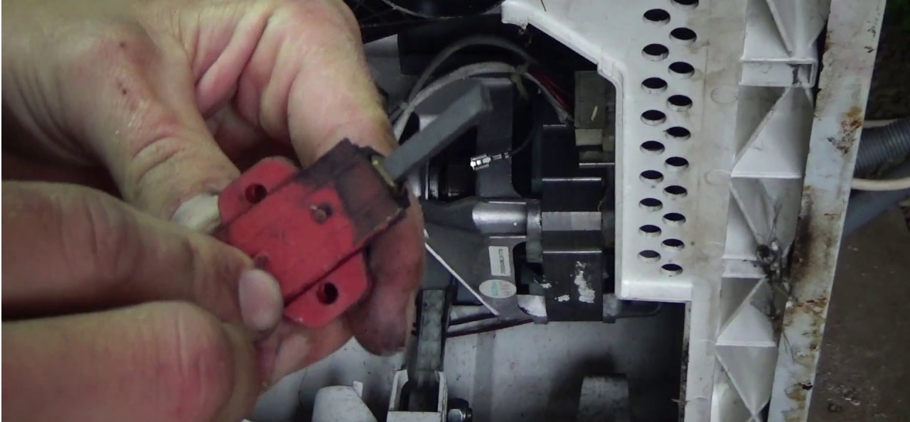 The Indesit engine brushes are worn out