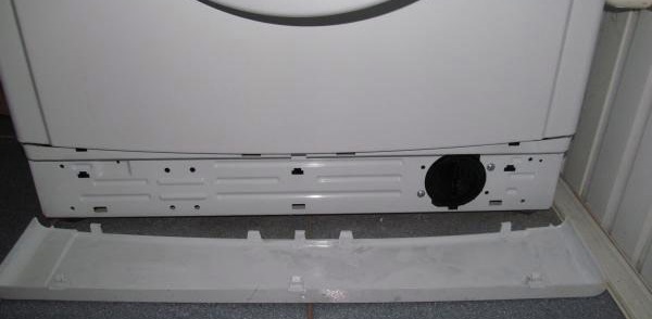 Front-facing cameras have a filter behind the narrow front panel