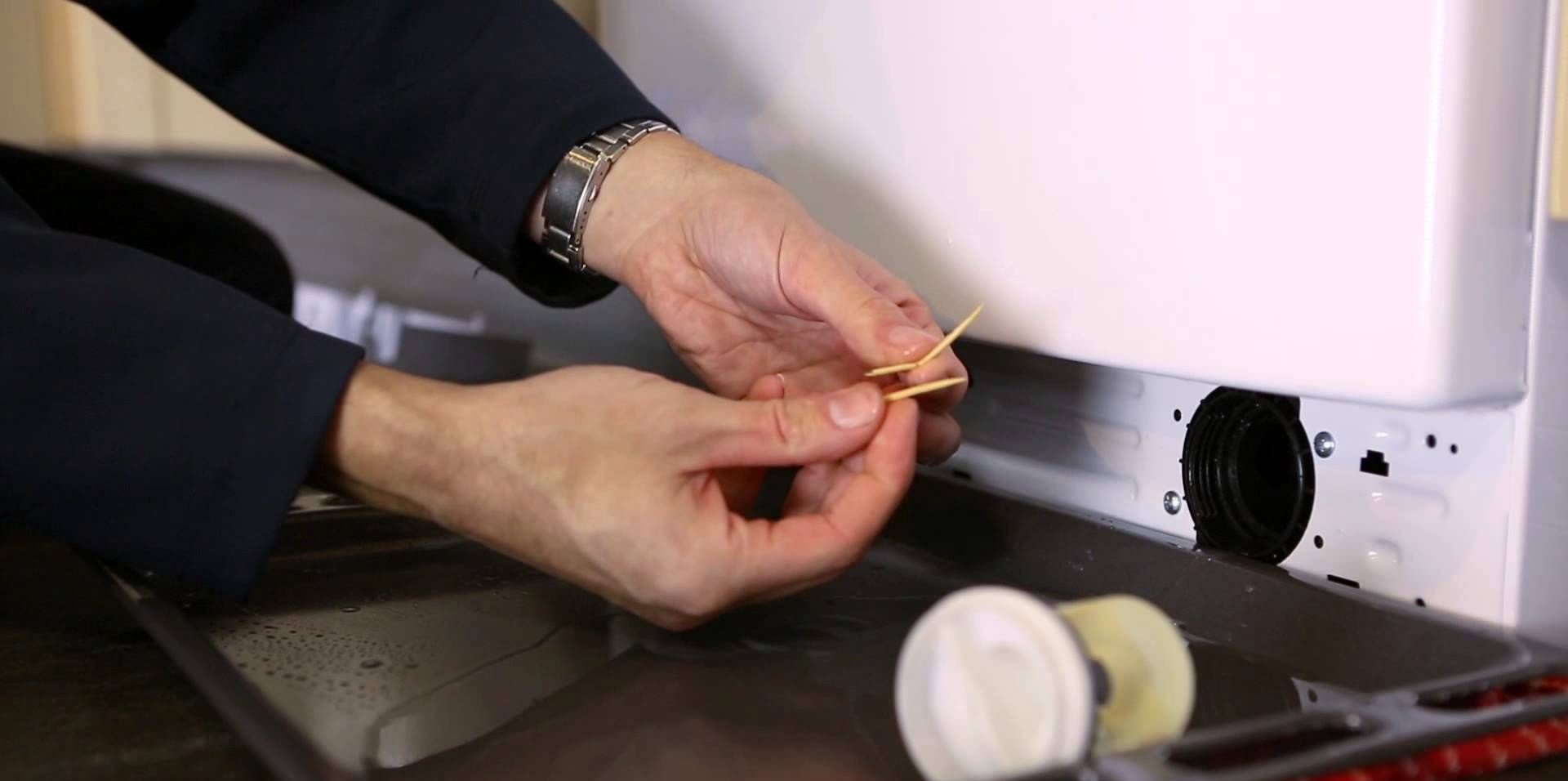 Cleaning the Indesit filter