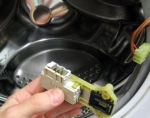 Replacing the washing machine door lock