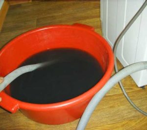 Как да източите водата от пералня Indesit?