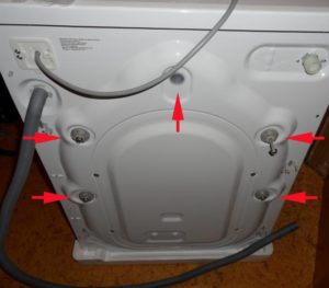 How to remove the shipping bolts on an Indesit washing machine?