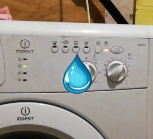 Моята пералня Indesit постоянно се пълни с вода.