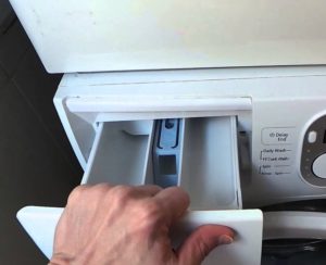 Вода тече от отделението за перилен препарат в пералнята ми Samsung.