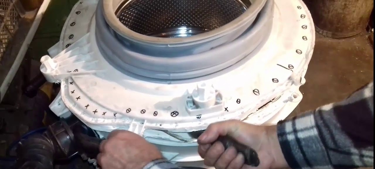 We additionally fasten the halves of the tank with screws