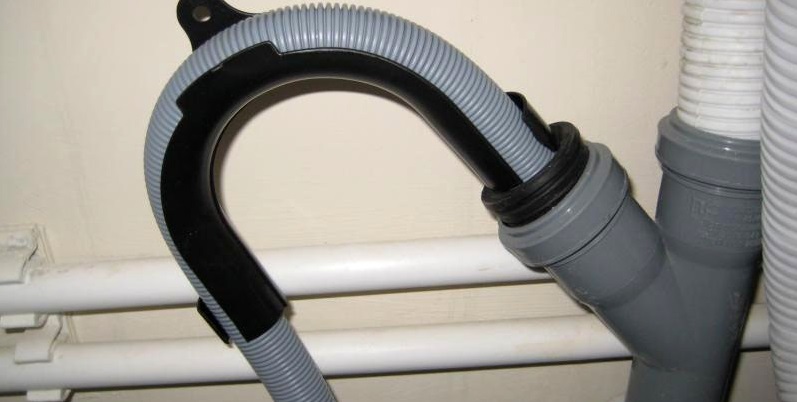 the drain hose is not connected correctly