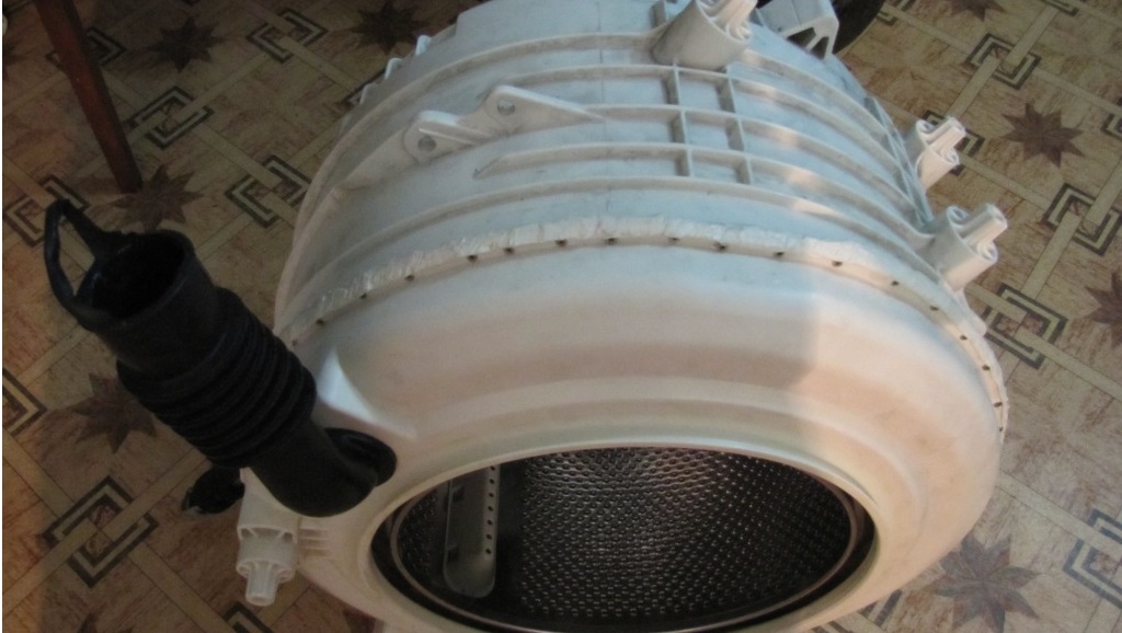 The Indesit washing machine tank is damaged