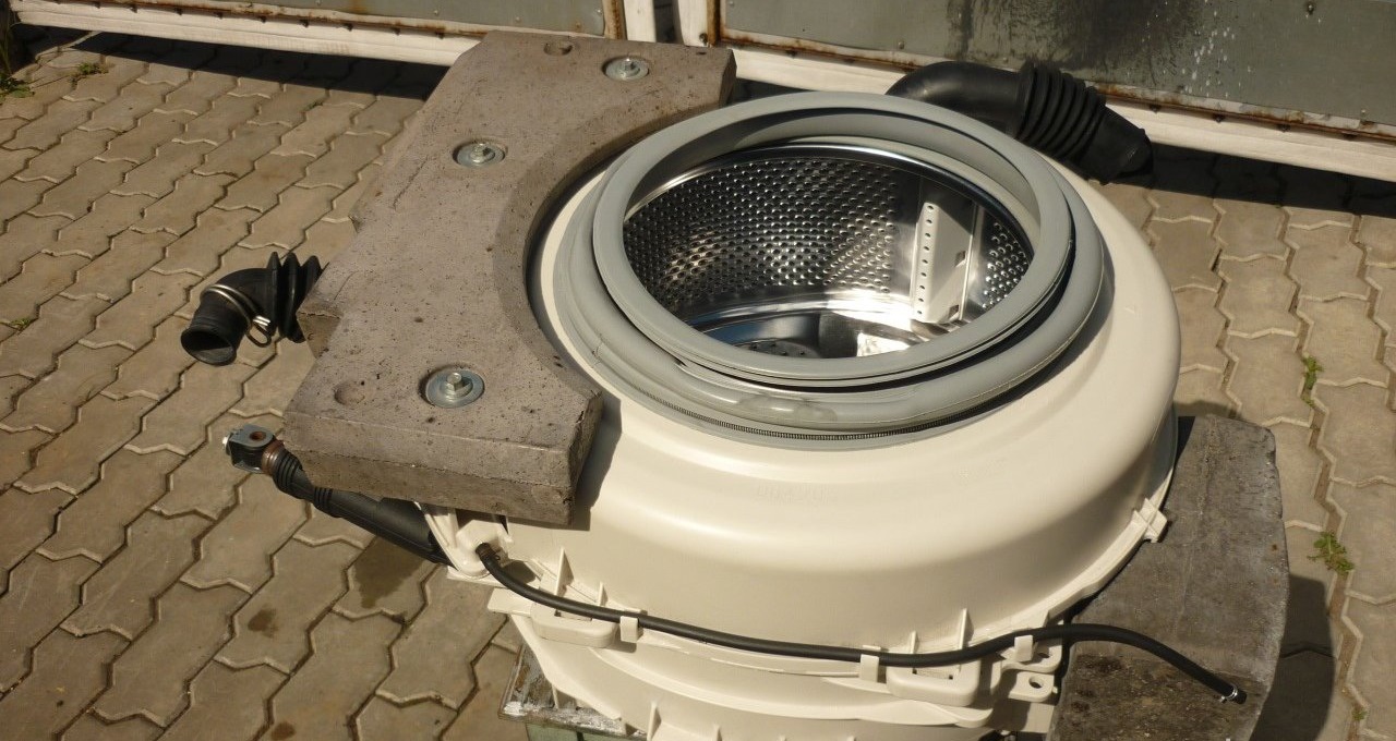 preparing to install the tank into the machine body