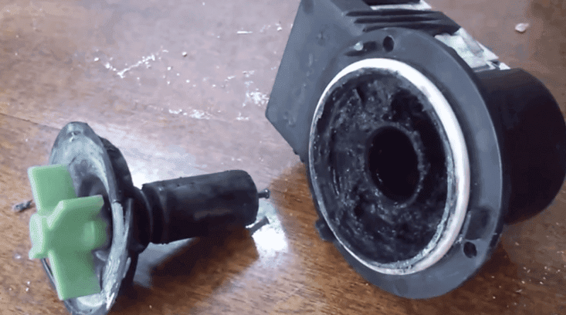 We disassemble the pump and clean out the dirt.