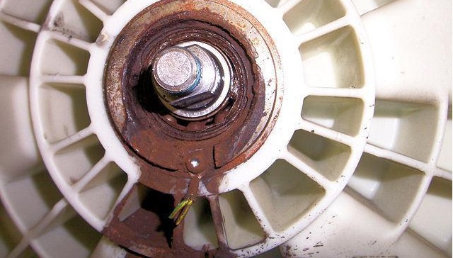 rusty streaks on the back wall of the tank