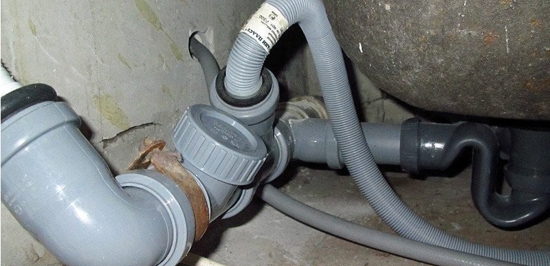 the drain hose is not connected to the sewer correctly