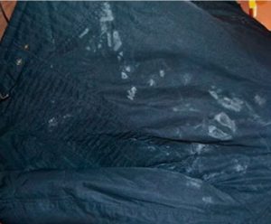 Бели петна по дрехите след пране