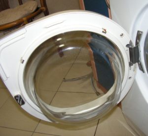 How to remove a washing machine door?