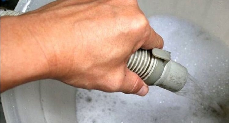 Soap scum clogs the washing machine hoses