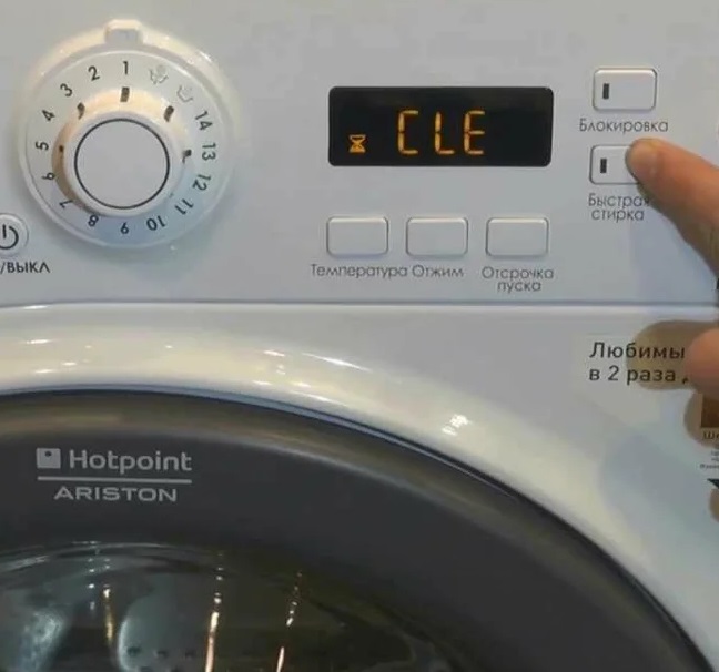 Automatic cleaning on an Ariston washing machine