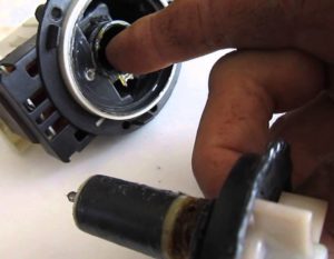 Как да почистите помпата за източване в пералня Samsung?