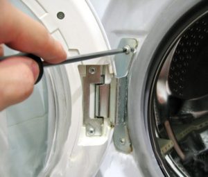 How to remove the door of a Samsung washing machine