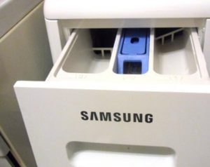 Where do I pour liquid detergent into a Samsung washing machine?