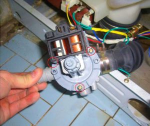 Checking the pump on a Samsung washing machine Checking the pump on a Samsung washing machine