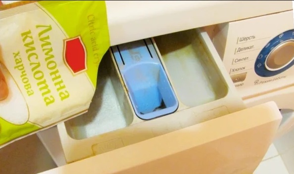 pour lemon juice into the tray