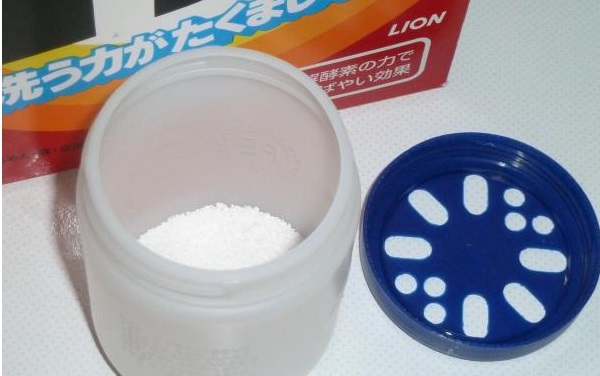 pour the powder into the container and place it in the drum