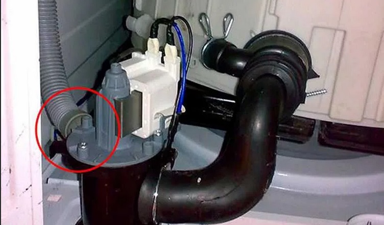 we find the connection point of the drain hose and the pump