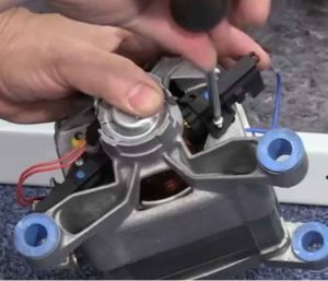 Как да сменим четките на пералня Ariston?