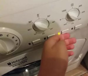 How to reset a Hotpoint Ariston washing machine?