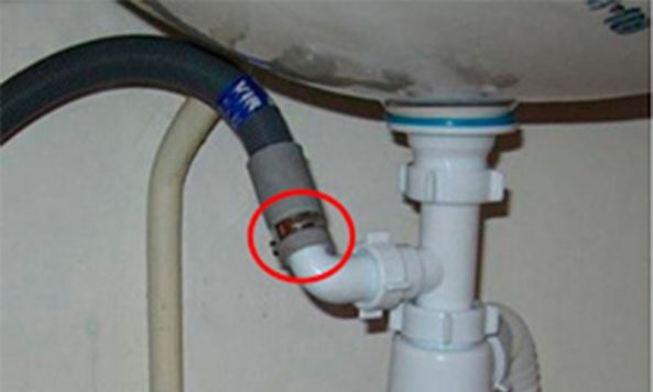 Connecting the drain hose of a Bosch washing machine