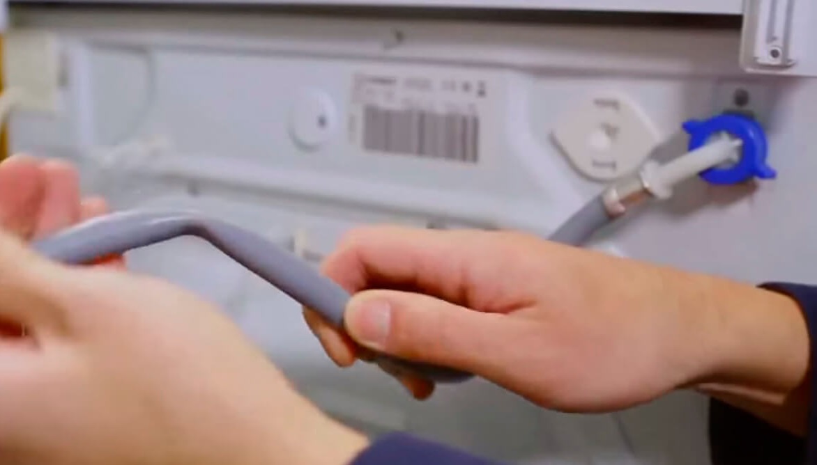 We check the inlet hose for kinks