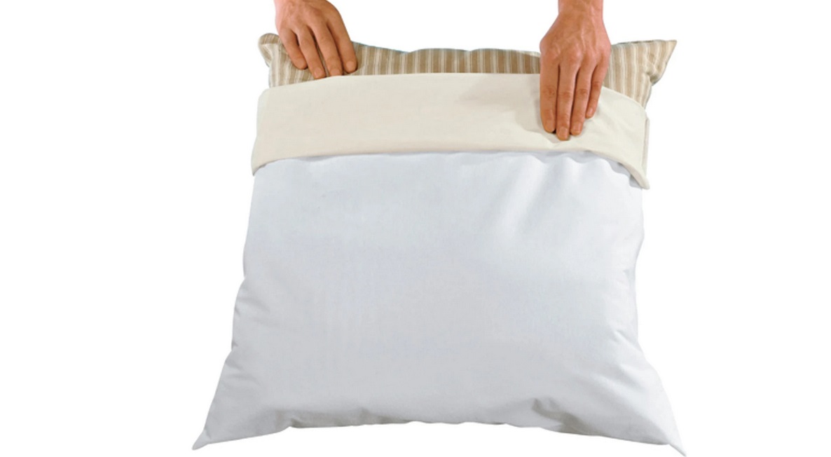 Before washing the pillow, put on a pillowcase