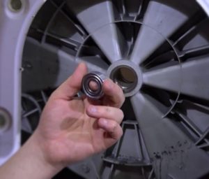 Лагерът в пералнята бръмчи.