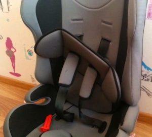 Как да разглобите детско столче за кола и да изперете калъфа?