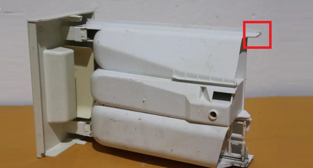 The powder receptacle does not fit properly.