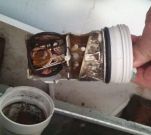 Какво се случва, ако не почиствате филтъра на пералнята си?