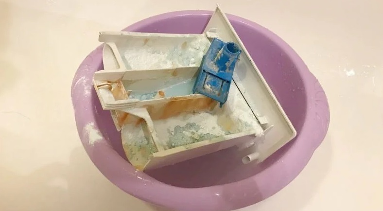 How to clean a powder dispenser